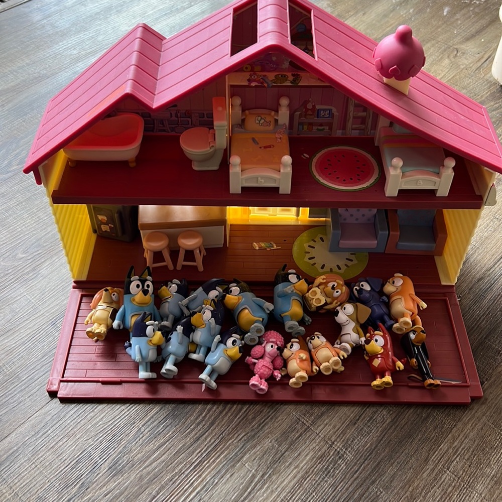 Bluey house with furniture and 19 characters.
